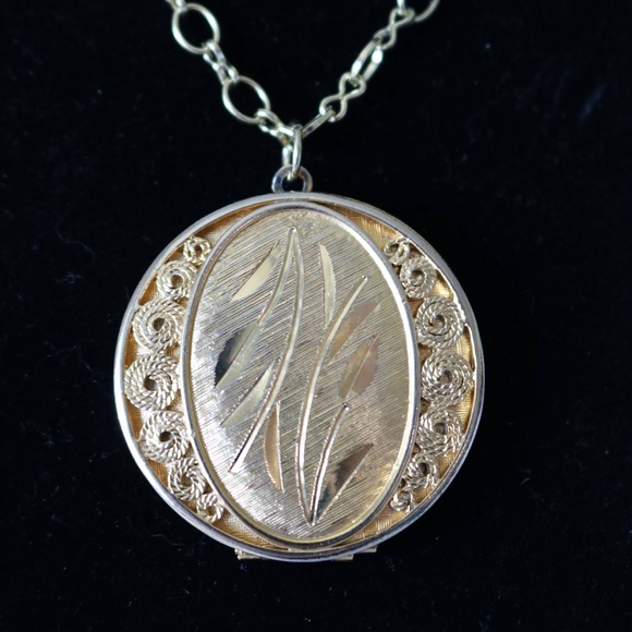 Gold Embossed Vintage Locket - Picture 4 of 5